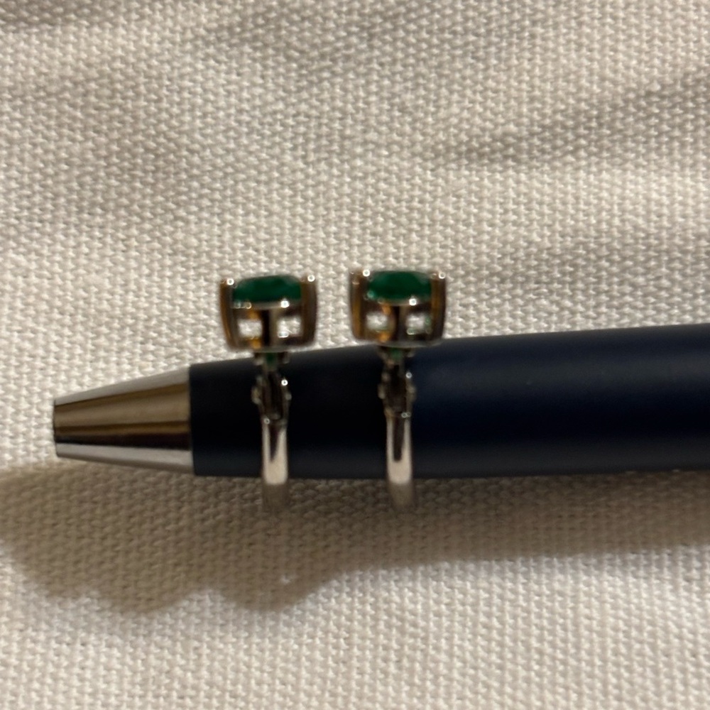 Elegant Green Gemstone and Silver Earrings - Picture 2 of 2